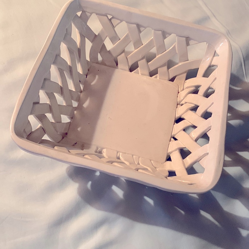 Ceramic bread basket